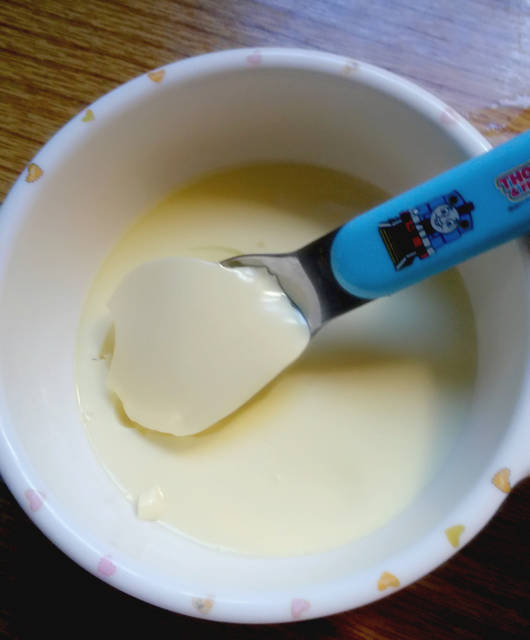 滑嫩蛋黄的做法_宝宝6个月了,也慢慢开始添加