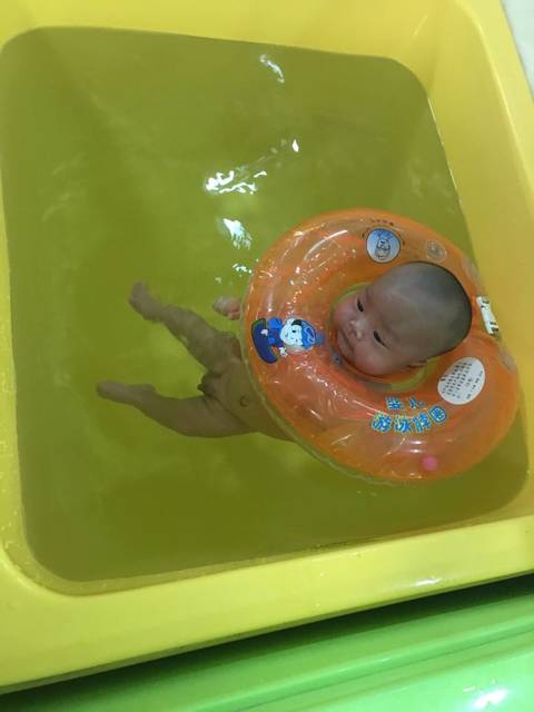 一个月的宝宝每天游泳咯身体棒棒哒!顺便找个