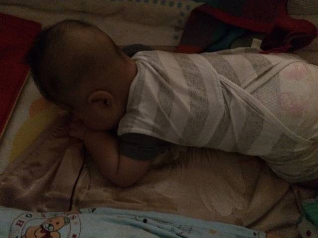 求助!趴睡不会侧脸,呼吸困难哭闹无解!