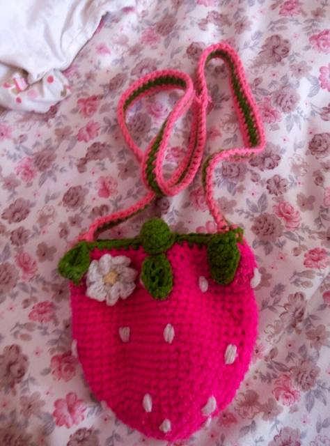 给闺女钩的草莓包_线不够了,不然整个背带都是