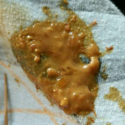 请各位帮忙看看。今天小孩大便里带红色线条状