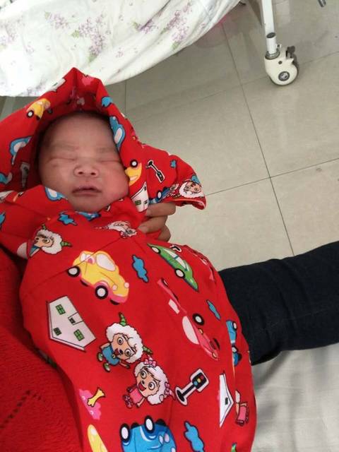 8斤8两的男宝宝_8斤8两刚出生的男宝宝食量应