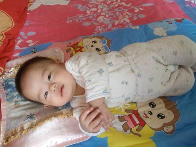 我家宝宝会反身能抬起头,嘴里吐泡泡_我家宝宝