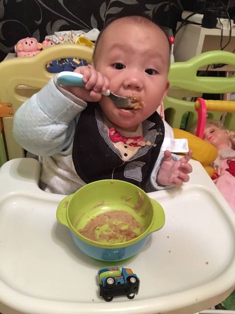 一岁宝宝自己吃饭
