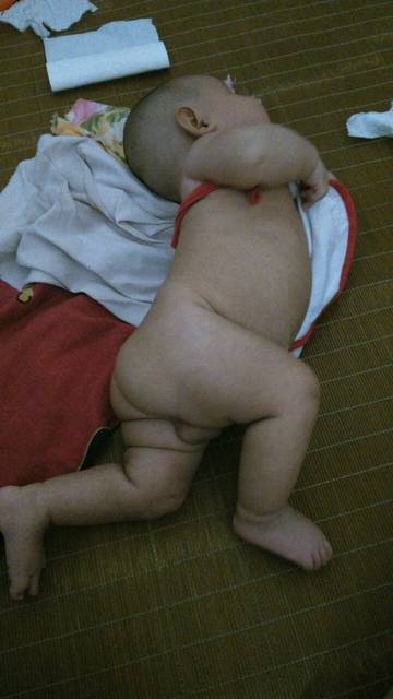 五个月的宝宝俯卧抬头都能抬多高了,上照片吧