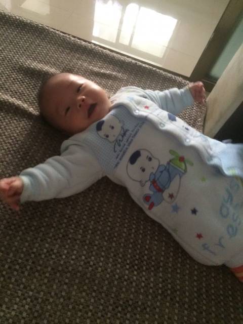 晒宝宝照咯_宝宝今天刚好三个月,一直都乖乖的