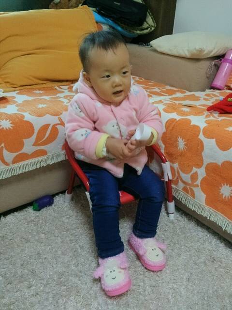 立冬都过了,两岁半儿子还不肯穿袜子,愁死我了