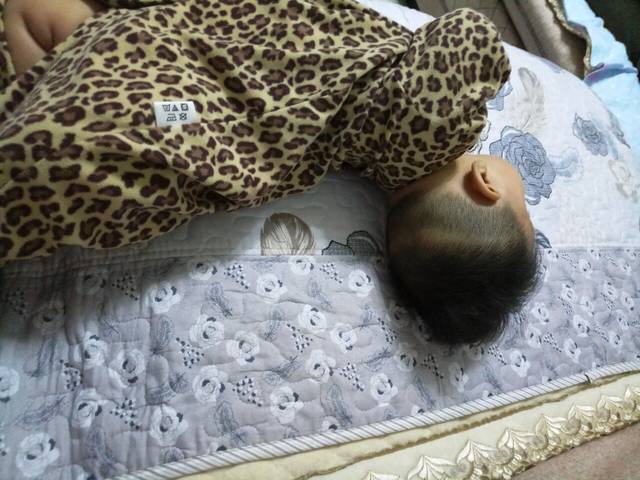 为啥宝宝侧躺头后仰_宝宝大概三个多月时头很