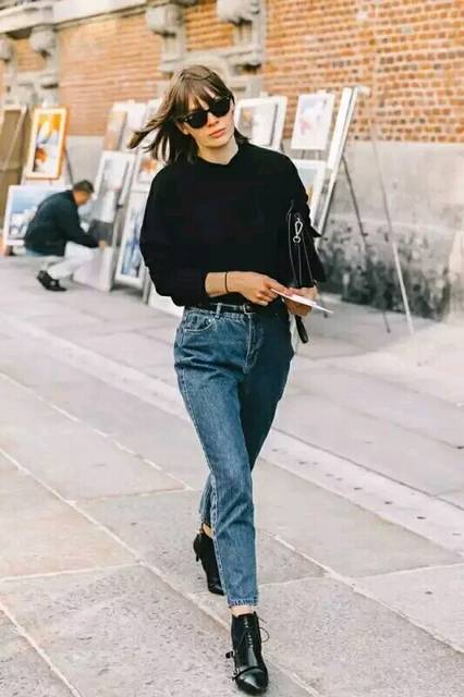 内搭8_这套的配色很棒,黑色毛衣和深蓝色的牛