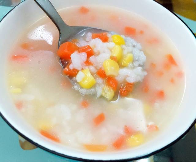 一大早做了个甜玉米胡萝卜粥,_甜玉米胡萝卜粥