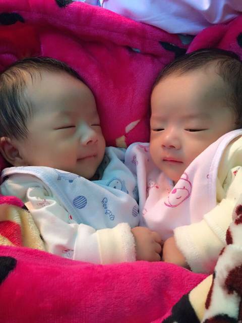 单卵双胎今天刚好两个月喽_兄弟抱一下,说说你心里话_宝宝树