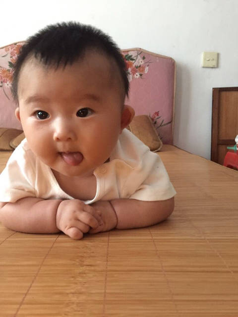 宝宝像唐氏儿吗?_宝宝爱吐舌,十个月了,牙还没