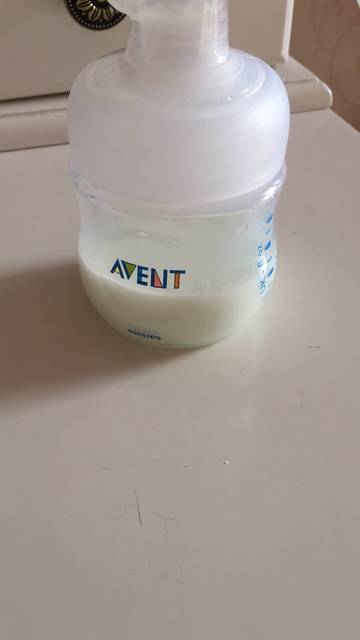 奶水发青_奶水吸出来的发青,发绿,还可以给宝