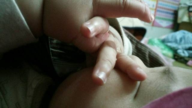 飞机手_9.23的宝宝,为什么竖抱手老是往后背,上