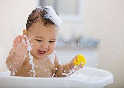 给宝宝洗澡,妈妈忽视导致宝宝眼睛黄斑病变性