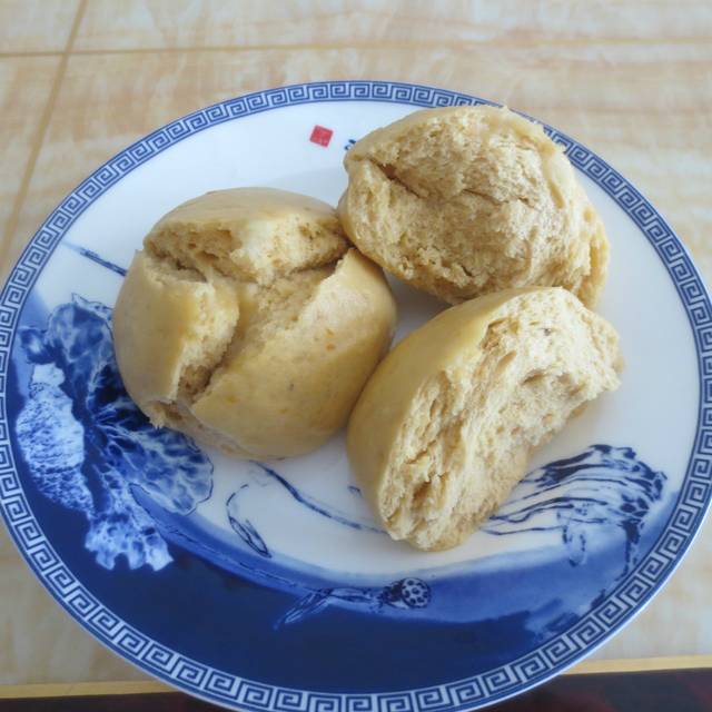 2,红薯泥和面粉混一起和面,放zao子(呵,我没放发酵粉,家婆说发酵粉吃