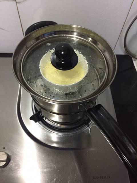 宝宝辅食母乳蒸蛋_1.鸡蛋黄打进碗里用筷子搅