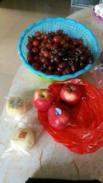 小小_吃饱饭、就想吃水果、每天吃的饭不是很