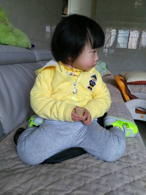 刚刚大宝哭得喉咙都嘶哑了_在小区楼下晒太阳