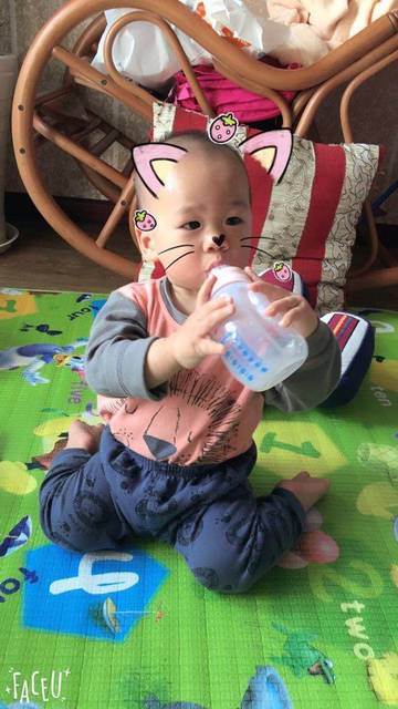 宝宝满一周岁,终于学会自己喝牛奶了