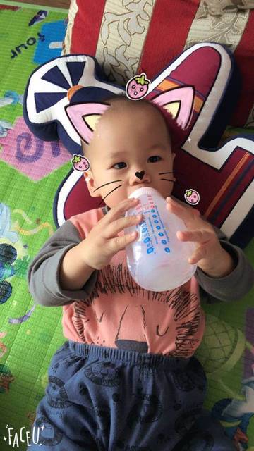 宝宝满一周岁,终于学会自己喝牛奶了