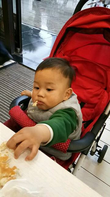 宝宝脸上白一块黑一块的是什么原因_我家牛仔