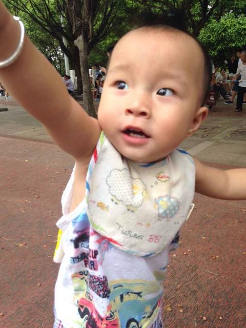 两岁的宝宝两颗大牙被虫吃了_牙齿看起来有缺