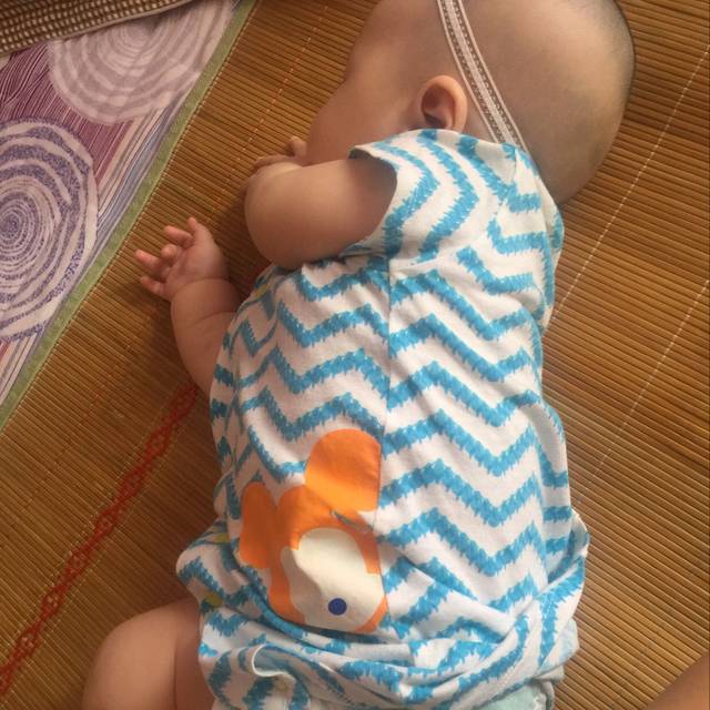 三个半月宝宝背部肌张力高
