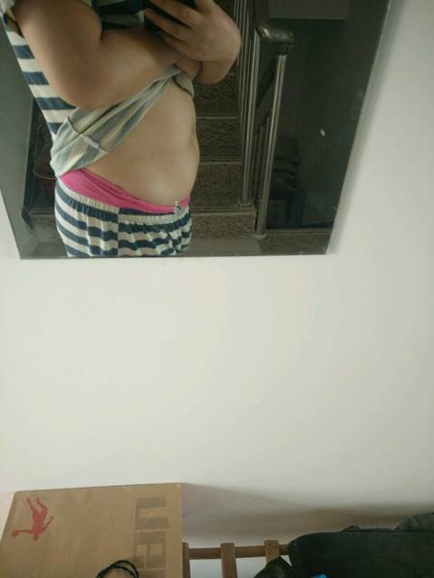 我怀孕三个月了平躺肚子还是平平的,正常吗?