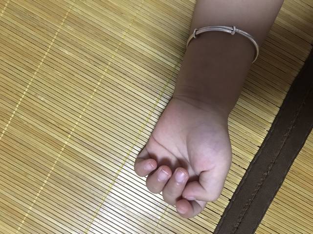 2岁6个月宝宝睡觉手指还是握拳内扣_左手睡觉