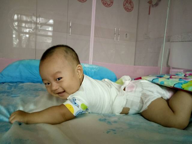 宝宝五个月,有没有一醒来发现宝宝翻滚的厉害