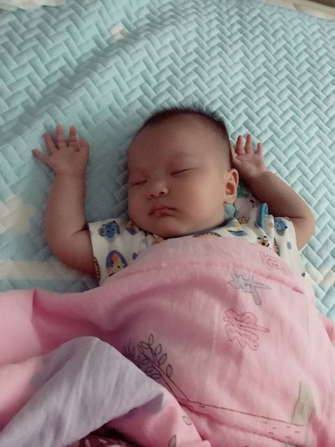 还有宝宝睡觉爱举起手来吗