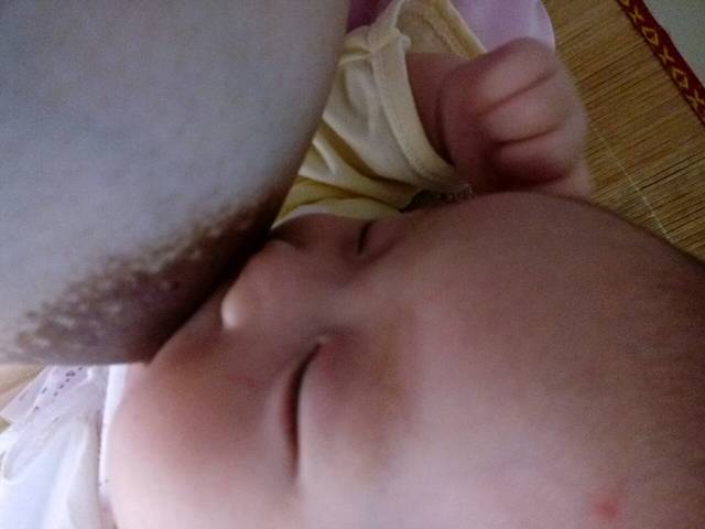 吃奶_感觉好多宝宝吃奶时表情含情脉脉得看着