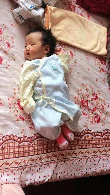 翻白眼_你们的宝宝有木有偶尔翻白眼的,感觉怕