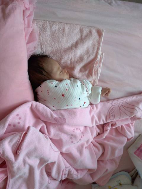 快满月了,宝宝左侧睡时,头往后仰,正常吗