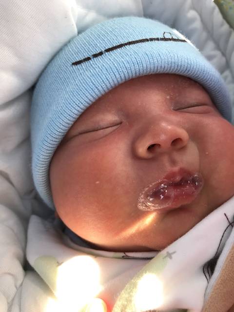 吐泡泡_宝妈们,你们的宝宝像这样嘴里吐泡泡吗