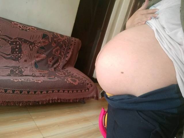 看看七个月的二胎肚子!大吗?我觉得不算大!_时