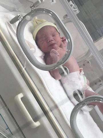 宝宝出生第二天,总是一抖一抖的,然后就开始哭