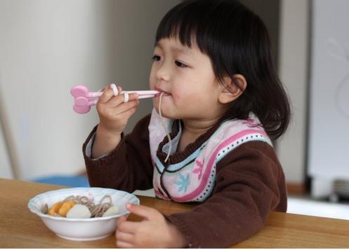 2岁的宝宝竟然被筷子夺走了生命,原因让所有家