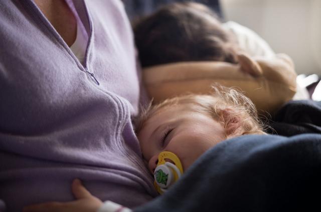 0-2岁婴儿乘机最干货攻略:在飞机上_娘娘上次