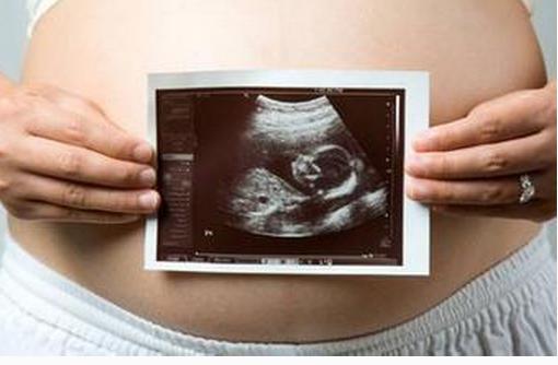 妈妈备孕七年好不容易怀上双胞胎,然而孩子的