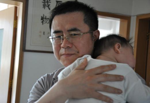 无知爸爸哄孩子睡觉,虽然有效却伤害了孩子的