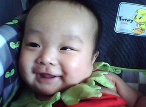 宝宝出生五个月以来第一次开口大笑,但之后却