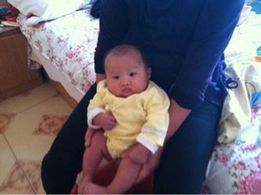 宝宝拉不出便便大哭,妈妈急中生智做了这件事