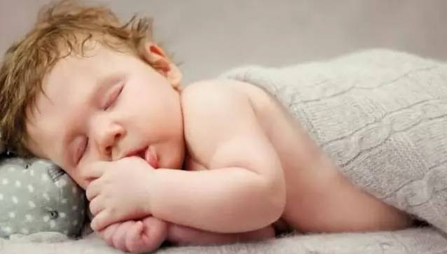 宝宝晚上睡不安稳,还喜欢踢被子,怎么办?