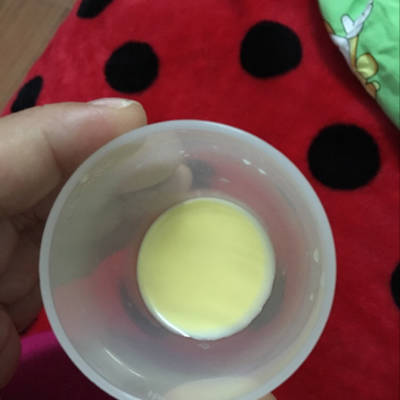 一边奶水多又清,一边奶水少又黄!正常吗?有宝妈知道怎麼回事的么?