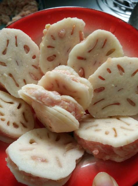 5,蒸锅内放水加做好的莲夹隔水蒸