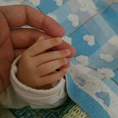 宝宝出生10天,发现手指尖发黑,是什麼情况?