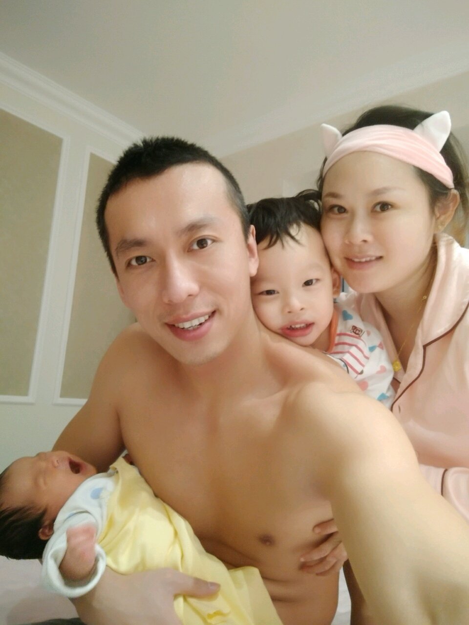 躺在产床上，孩子生出来没哭，我就急着问医生