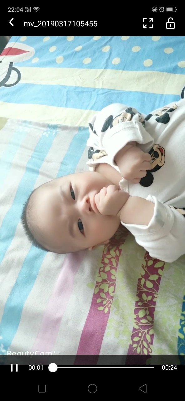 宝宝经常看自己的小手